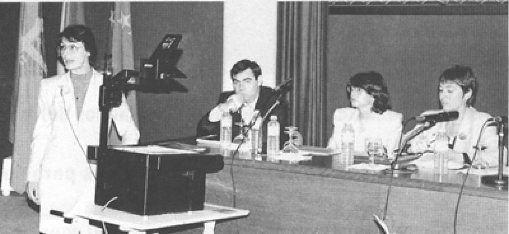 Ariane Iljon durante su presentación. En la mesa puede verse a Francisco Javier Ponce Martínez, Encarnación Pastor y Belén Altuna Estéibar.