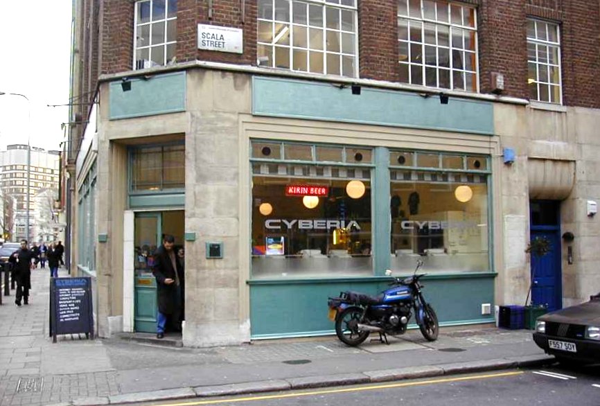 El Cyberia, en 39 Whitfield Street esquina Scala Street, Londres
