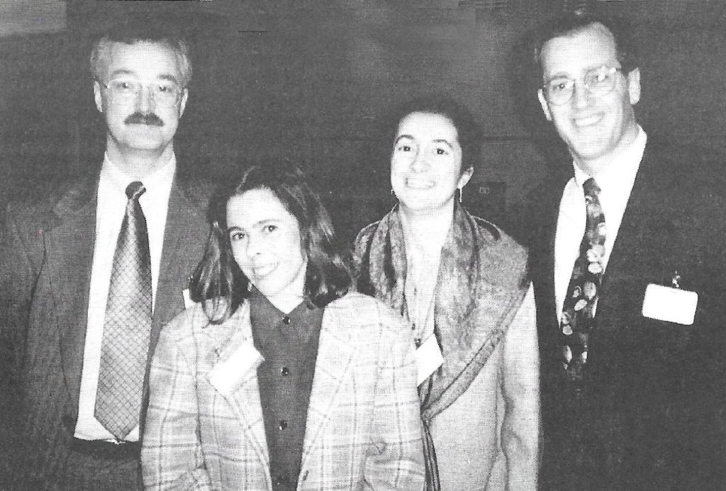 Forbes Gibb, Nadia Catenazzi, Monica Landoni y Tom MacDonald, director de Dynix. Londres, International Online Information Meeting (IOLIM), diciembre de 1994.