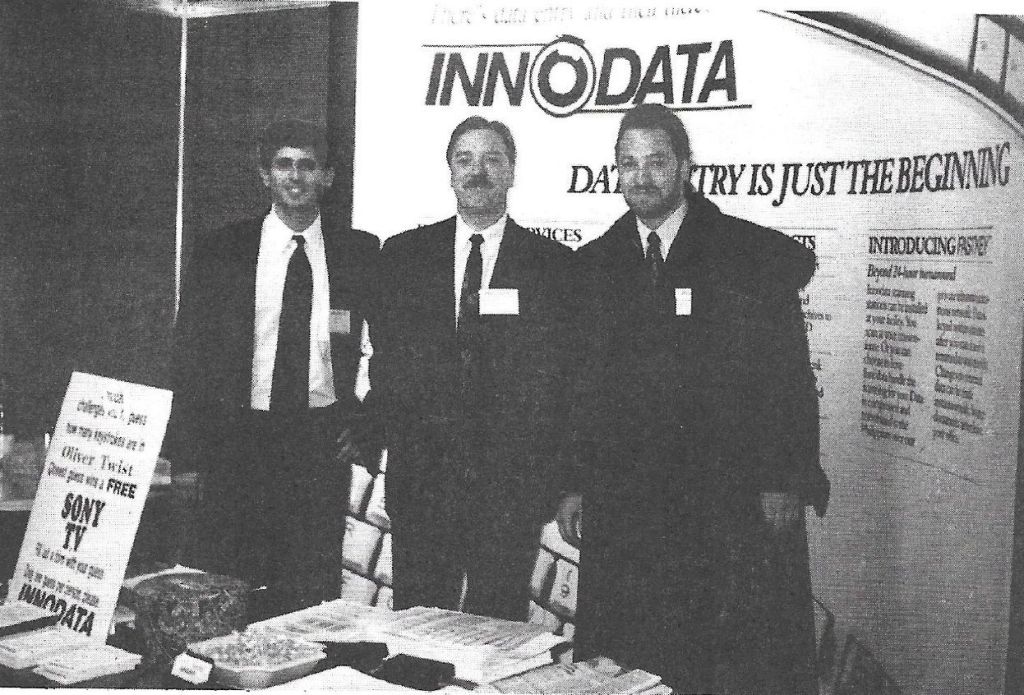 Stand de Innodata en el International Online Information Meeting (IOLIM), Londres Olympia, diciembre de 1993.