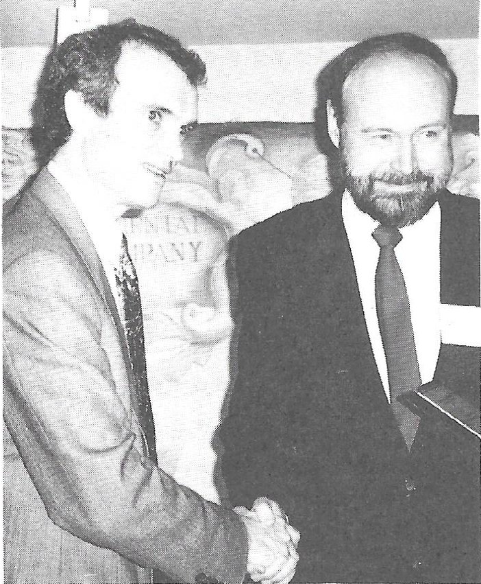 Nigel Oxbrow, director de la empresa de servicios de información TFPL y presidente saliente de Eusidic, entrega la placa conmemorativa a Sauli Laitinen.