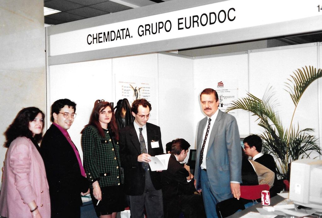 Stand de Chemdata en la feria Documat de Fesabid. De pie mirando a la cámara distinguimos al director general Emilio Temprano Latorre.