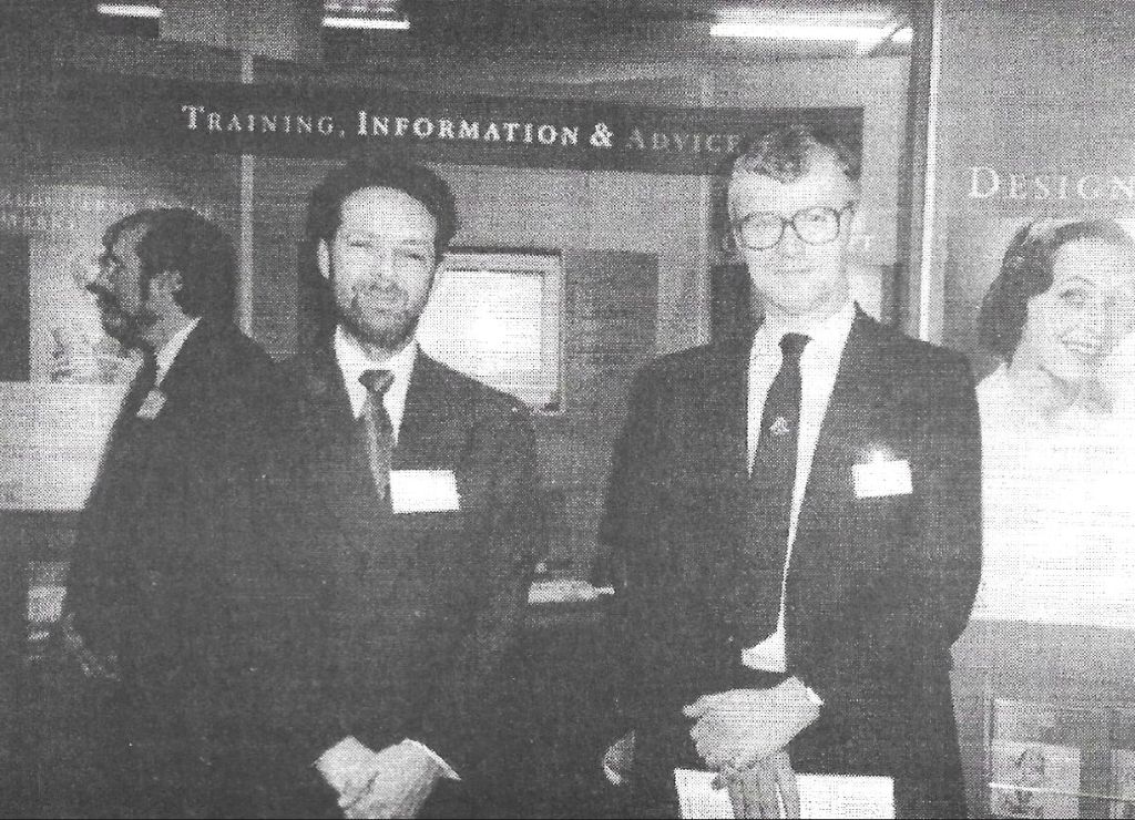 Brian B. Caswell, examinador, y Brian Spear, vicedirector de Servicios de Información de The Patent Office.