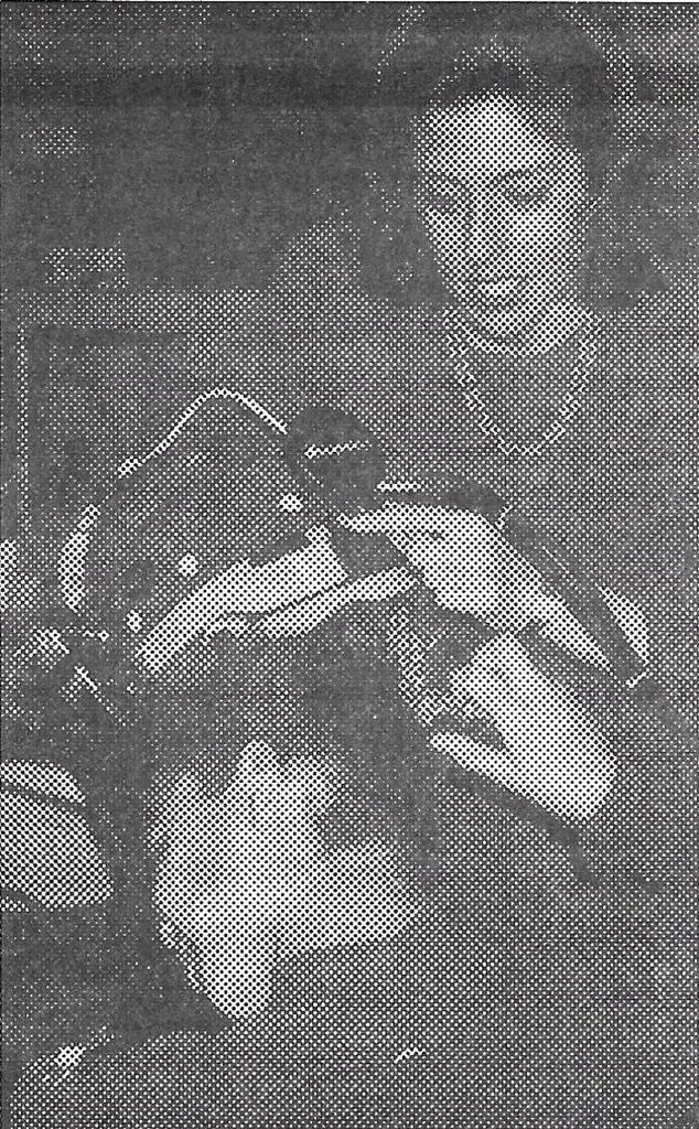 Una estudiante en su visita a la exposición que se organizó durante la Cumbre prueba un complicadso casco para visionar videos en 3D