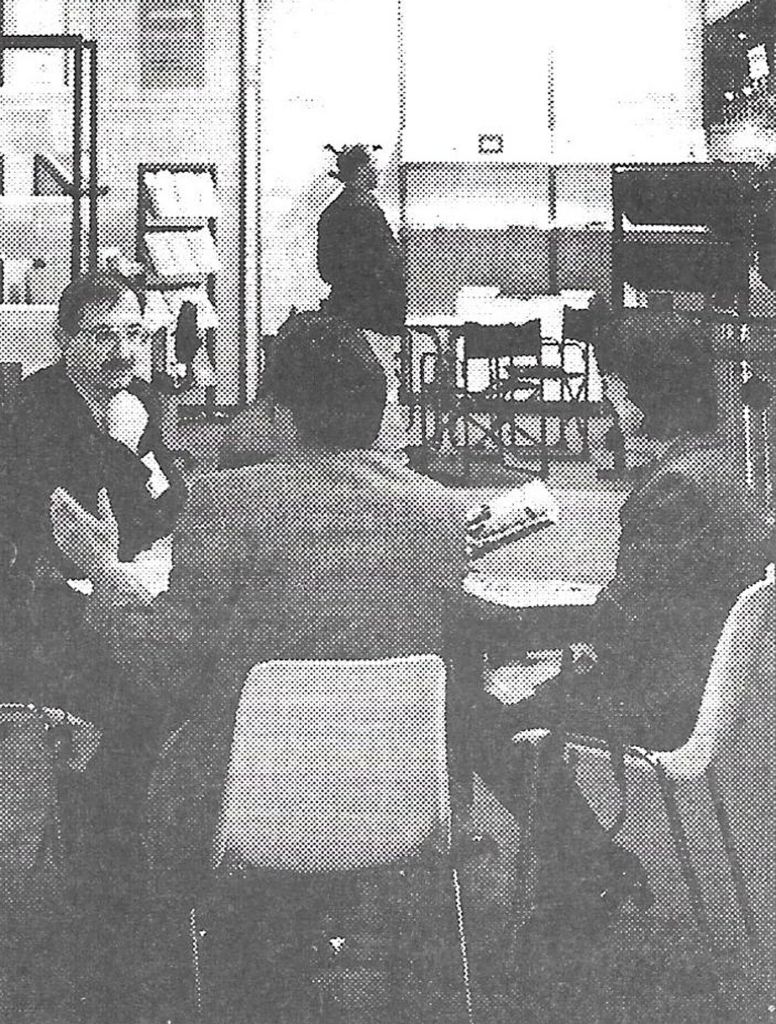 Jaime Tascón atendiendo a empresas interesadas en Asedie.