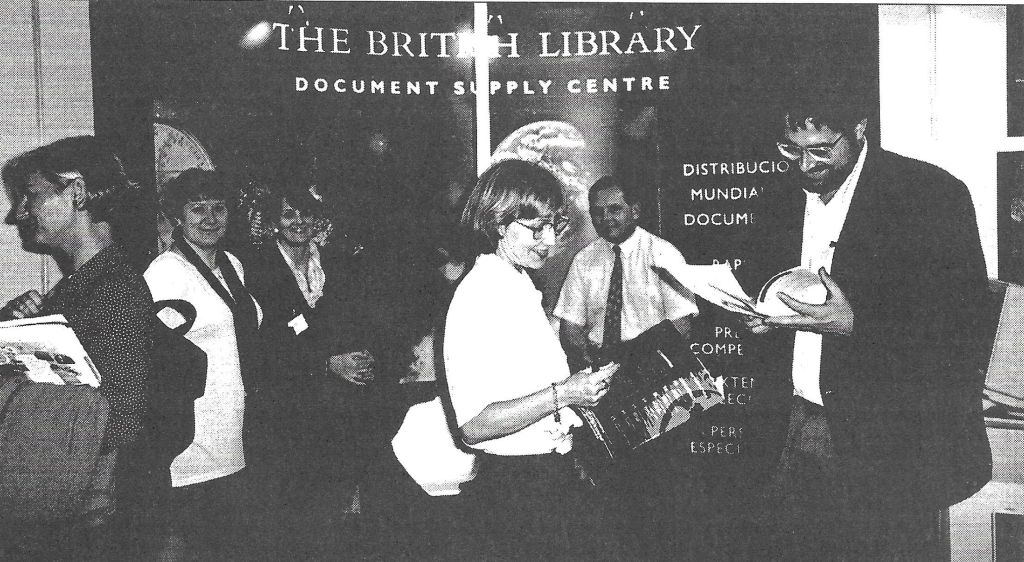 Gemma Bierge, bibliotecaria del British Institute, de Barcelona, representante del British Library Document Supply Center, muestra los servicios a Cristóbal Urbano Salido, profesor de la Escola de Biblioteconomia i Documentació de Barcelona.