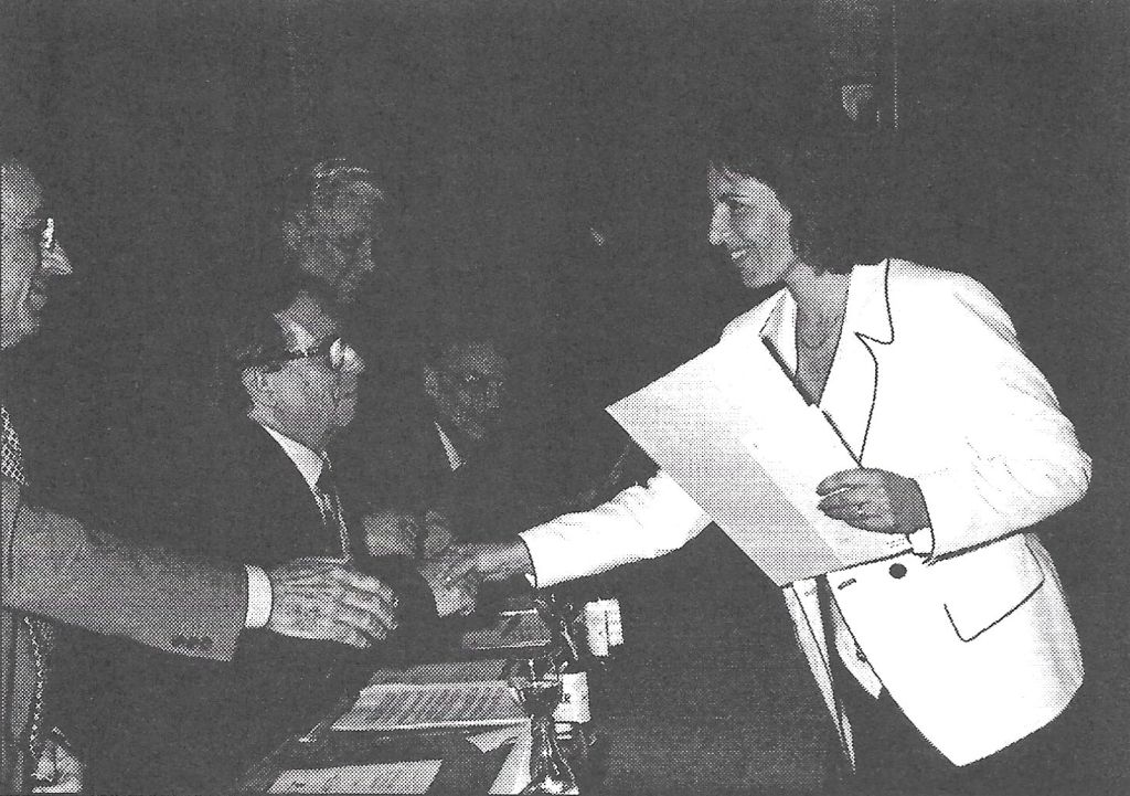 Francina Esteve Garcia (Universitat de Girona) saludando a Salvador Giné de San Julián (CSIC Barcelona) (izq.) y a Wifredo Espina Claveras (director del Cedic) al recoger el premio.