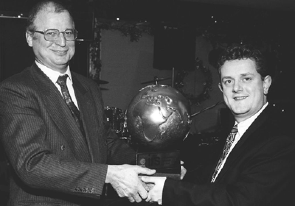 Marino Saksida hace entrega del trofeo a Peter Howes.