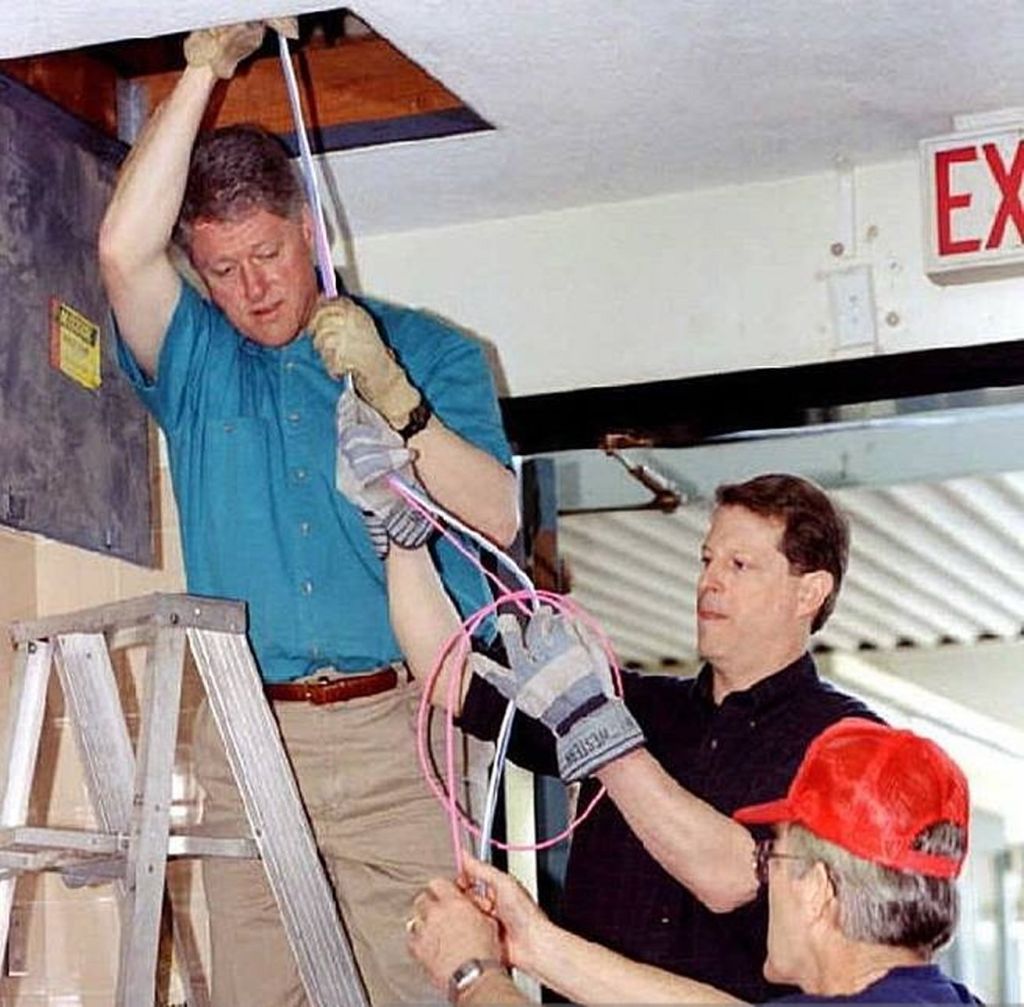 El presidente Clinton en camisa y el vicepresidente Al Gore.