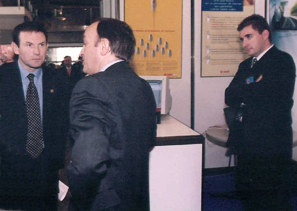 El lehendakari Juan-José Ibarretxe Markuartu visita el stand de Sarenet, y es atendido por el director comercial Txetxu Fernandez-Bilbao.