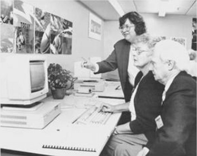 Kenra Henricks da una clase a los futuros tutores Valerie Austin y Ton Beck.