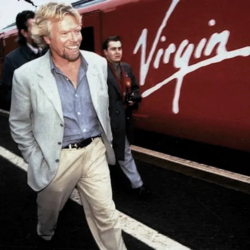 Richard (Charles Nicholas) Branson pasando al lado de uno de sus trenes.