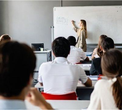 Profesora dando clases