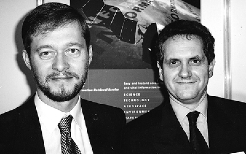 Jochen Brinkmann, jefe de bases de datos, y Giorgio Marchetti, jefe de información, ESA-IRS, Frascati, Italia.