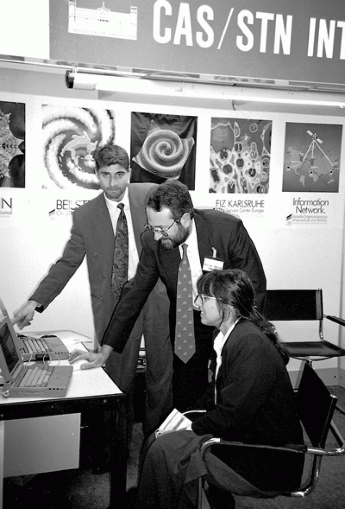 Bernabé Zea Checa y Pascual Segura Cámara, representantes del Chemical Abstracts Service en España, demostrando el cd-rom de Chemical Abstracts a Isabel Valdivieso Sanjuán, de Laboratorios Lacer.