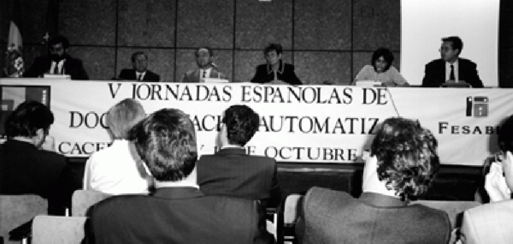 Pedro Hípola Ruiz, Universidad de Granada; José García-Sicilia Montero, CSi, representante de Asedie; Tomàs Baiget Marigo, Institut d'Estadística de Catalunya (Idescat); Carme Mayol Fernández, Escola de Biblioteconomia i Documentació, presidenta de Fesabid; Susana Moralo Aragüete, secretaria ejecutiva del Comité Organizador de las V Jornadas; y José A. Senso Ruiz, Universidad de Granada.