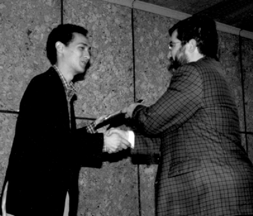 Victoriano Colodrón Denis recoge el premio al boletín "Correo Bibliotecario" en nombre de la Subdirección General de Coordinación Bibliotecaria.