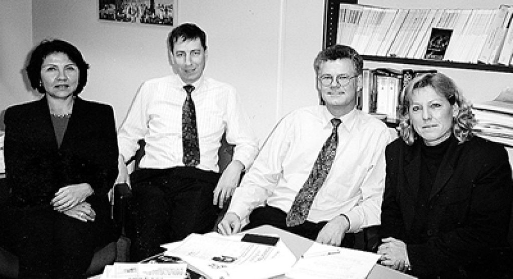 Guadalupe R. Ramírez, jefa de la división ibérica de Swets Subscription Service; Martin D. Scrivener, jefe de publicaciones de S&Z; Henrik Lang, jefe de servicios editoriales; y Judy Nederstigt, jefe de relaciones y personal de S&Z.