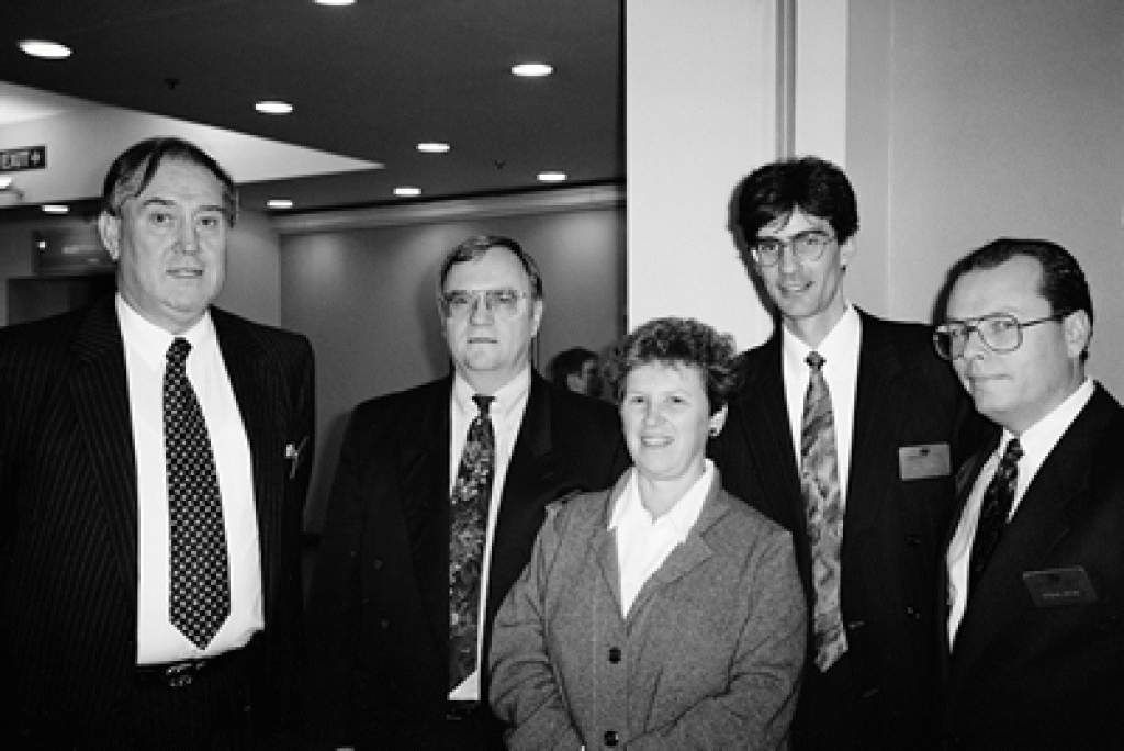 Robert Williams (jefe de ventas, ISI Europe), William Gale (vicepresidente, ISI), Rosa de la Viesca Espinosa de los Monteros (directora, Cindoc), Tim Hamer (director de marketing, ISI Europe) y Stephen P. Ryan (vicepresidente de finanzas, ISI) en el acto de firma del contrato en Londres.