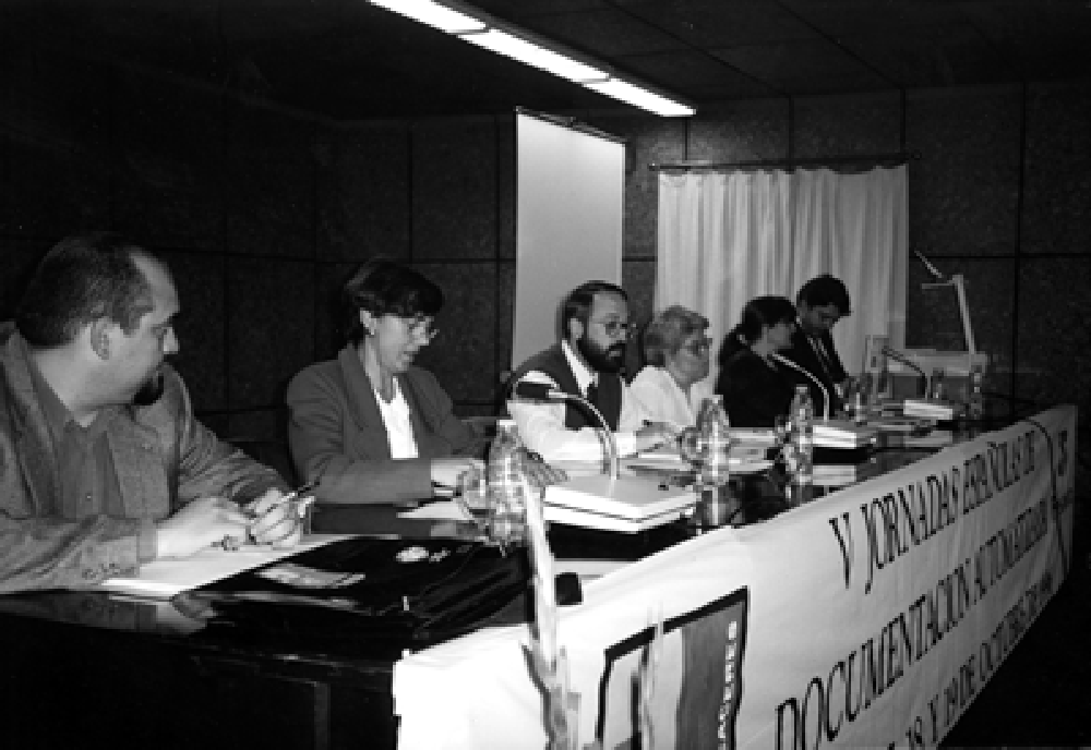 Felipe Zapico Alonso (ADAB), Paloma Portela Peñas (Sedic- ADBS), Juan Miguel Menéndez Llana (Aabaom, moderador), Adelaida Román Román (Cindoc), Àngels Massisimo Sánchez de Boado (Cobdc) y Félix De Moya Anegón (Universidad de Granada).
