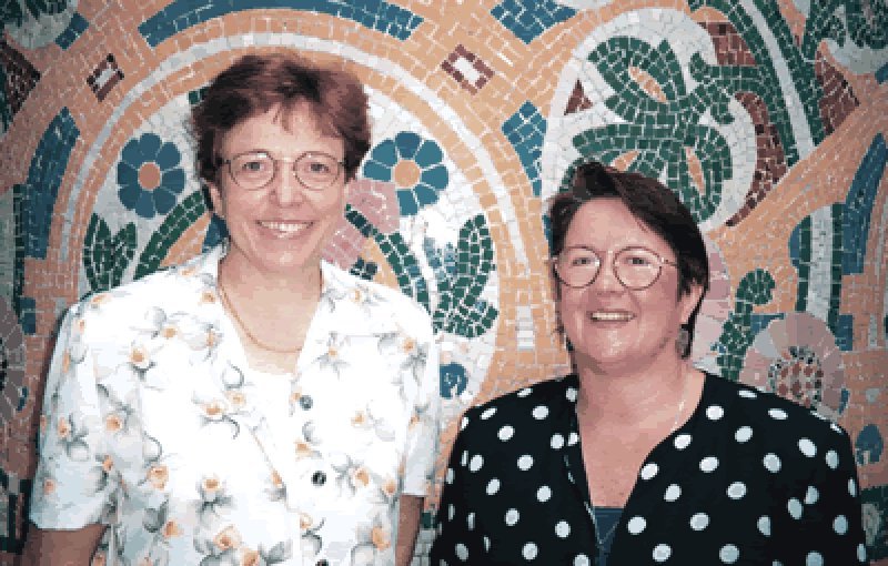Alice C. Keefer Riva, responsable de relaciones internacionales de DOC6 y contacto local para organizar la conferencia, y Susan Hill, directora ejecutiva de Eusidic, posan frente al Palu de la Música de Barcelona.