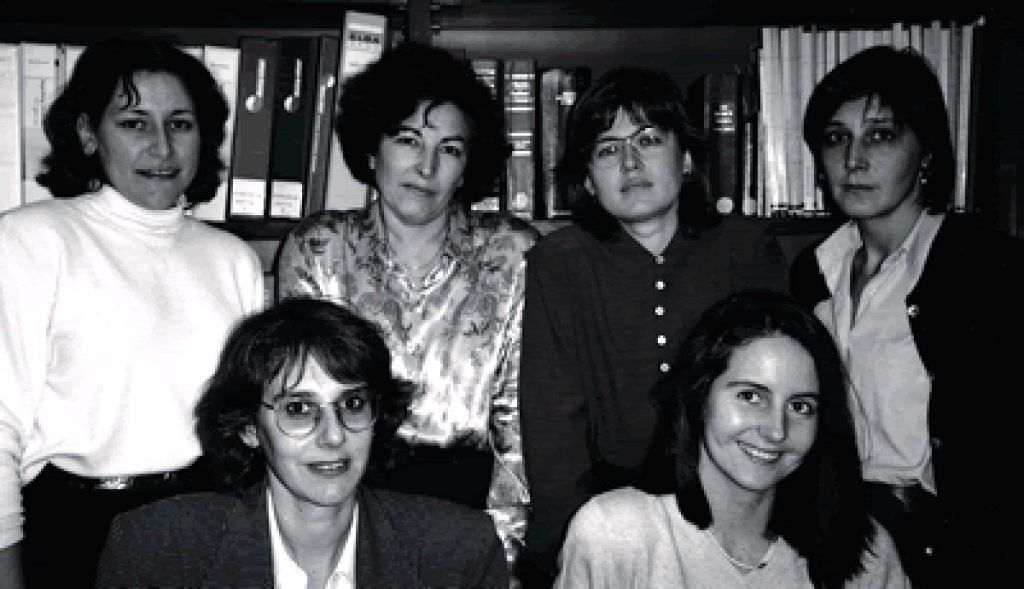 De pie, de izq. a der.: Cristina Puyal González (Hospital General Vall d'Hebrón); Ramona Casas Sala, tesorera (Centre de Documentació Mèdica, Acadèmia de Ciències Mèdiques i de la Salut de Catalunya i Balears); Isabel Astals Forn, secretaria (Centre de Documentació Mèdica); y Eva Salas Ollé (Hospital Universitari Dexeus). Sentadas: Carme Pérez-Ventana, presidenta (Hospital de Terrassa); y Gemma Prat Sola (Hospital Sant Joan de Déu).