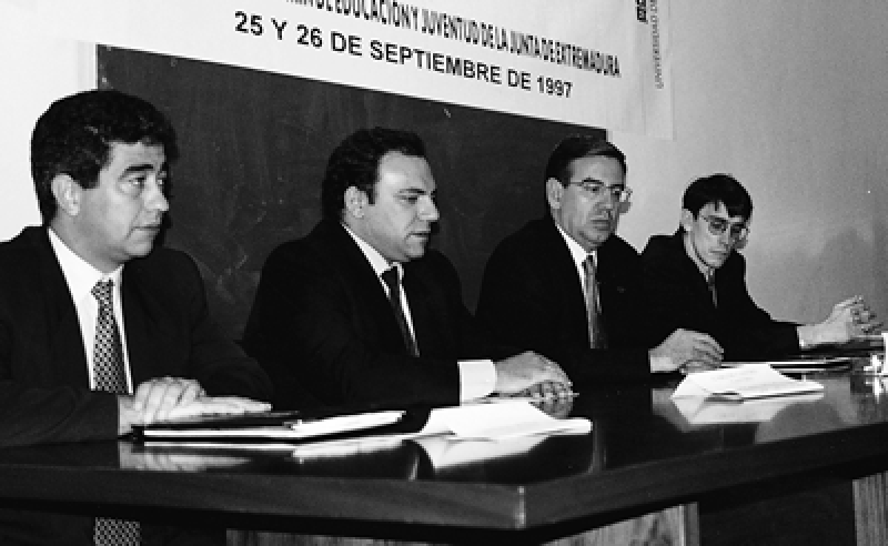 Diego Peral Pacheco (secretario de la Facultad de Biblioteconomía y Documentación de la Universidad de Extremadura UNEX, Badajoz), Carlos Castro Castro (decano, idem), César Chaparro Gómez (rector de la UNEX) y Agustín Vivas Moreno (vicedacano de la Facultad).
