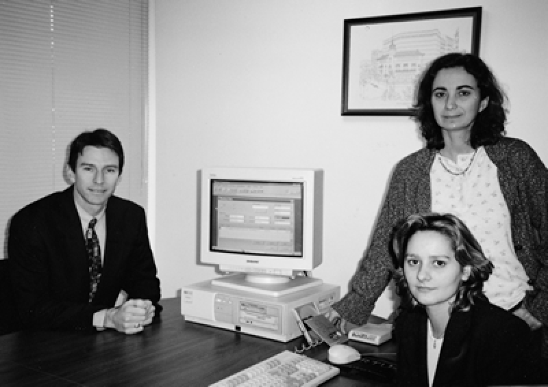 Oficina de VTLS en Barcelona: Charles Lynch, gerente. Sentada: Cristina Barragán-Yebra, bibliotecaria. De pie: Elisabet Navarro.