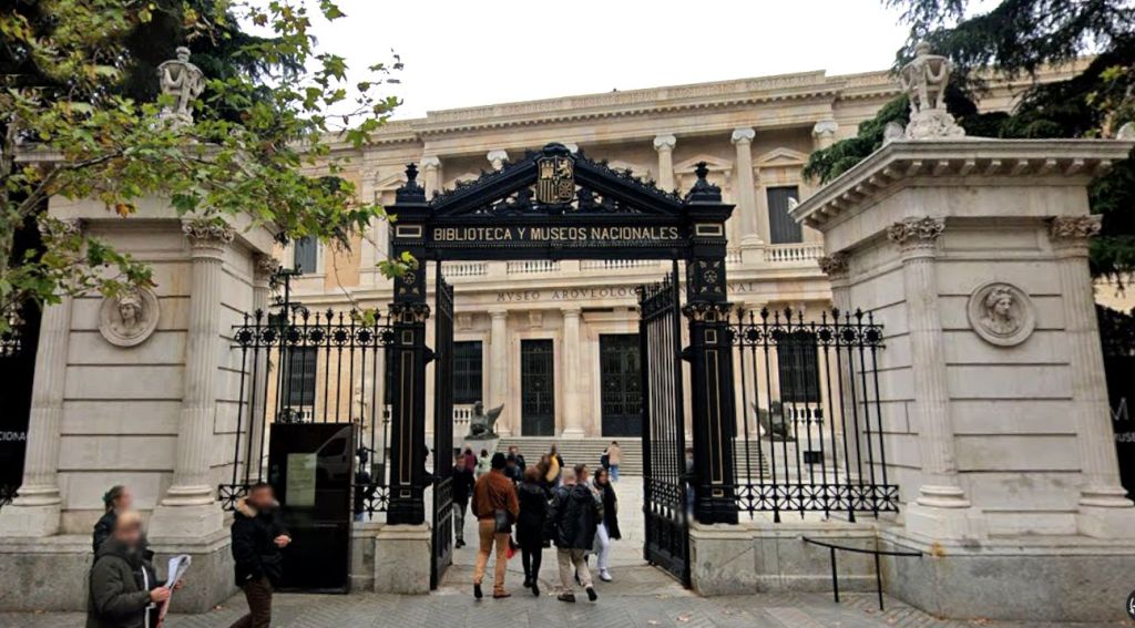 Entrada al Museo Arqueológico Nacional.
