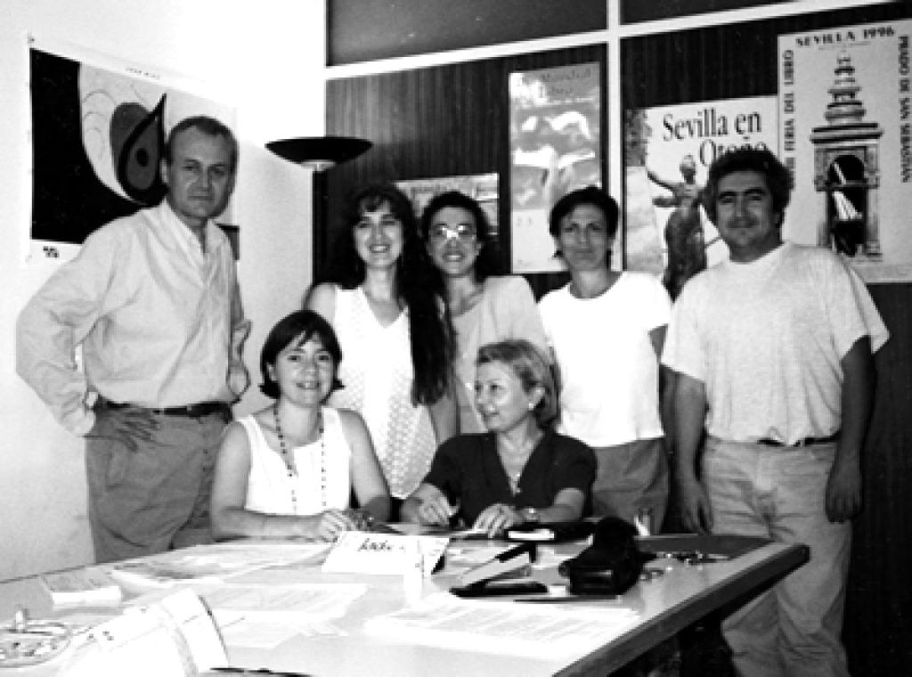 Comité organizador del congreso de la AAD. De pie: Jesús Gómez Fernández-Cabrera; Pilar Ruiz Bernier; María Ángeles Conde Díaz; Esperanza Rojas García de Paso; y José Manuel Algarbani Rodríguez. Sentadas: Carmen Herrera Ruiz y Juana Muñoz Choclán.