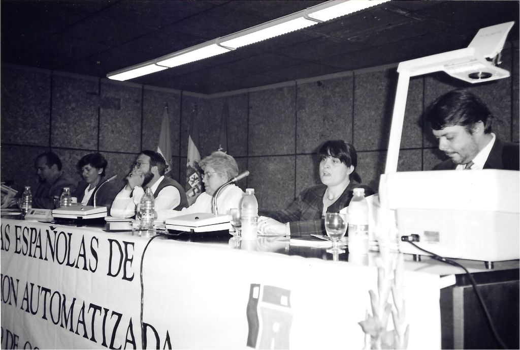 Felipe Zapico Alonso (ADAB), Paloma Portela Peñas (Sedic- ADBS), Juan Miguel Menéndez Llana (Aabaom, moderador), Adelaida Román Román (Cindoc), Àngels Massisimo Sánchez de Boado (Cobdc) y Félix De Moya Anegón (Universidad de Granada).