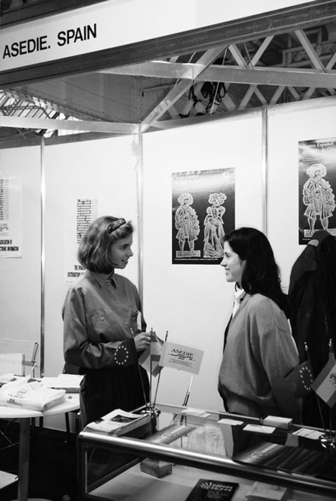 Laura Mohedano Macías (izquierda), secretaria de Asedie (Asociación Española de Distribuidores de Información Electrónica), atendiendo el stand de la Asociación Online Meeting.