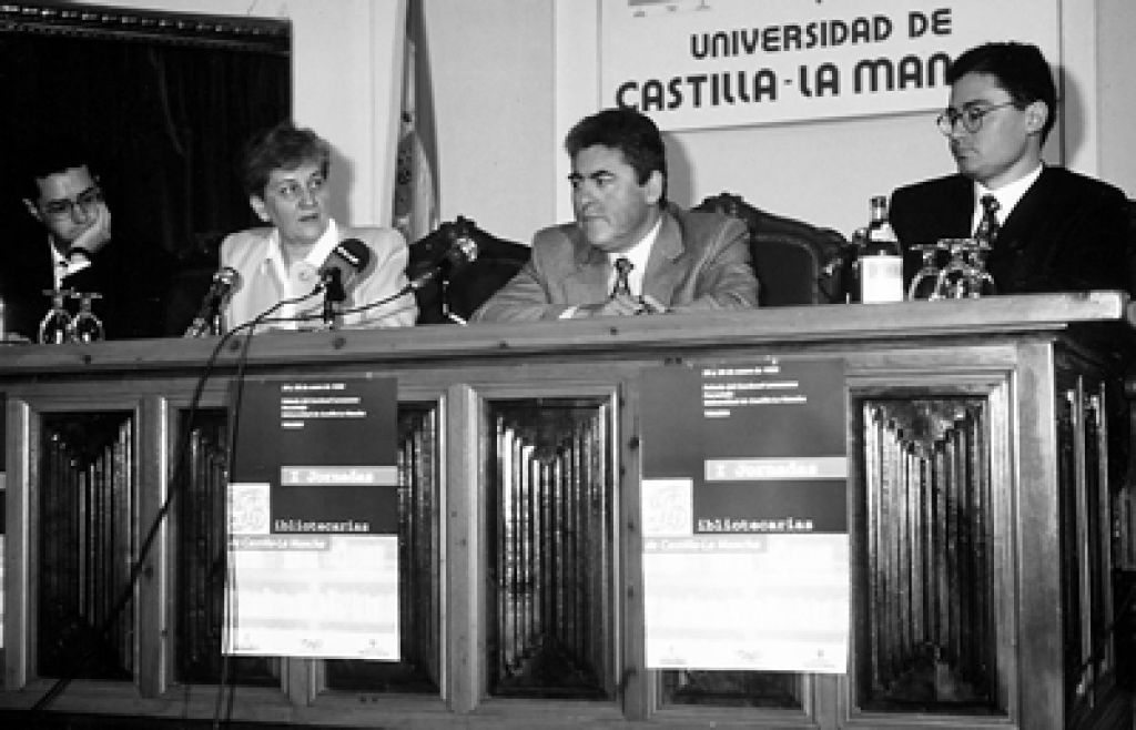 Joaquín Selgas Gutiérrez (Coordinación Bibliotecaria, Consejería de Educación y Cultura), Marta Navascués Palacio (directora de la Biblioteca), Justo Zambrana Pineda (consejero de Cultura) y Francisco Alía Miranda (profesor de Historia de la UCLM)