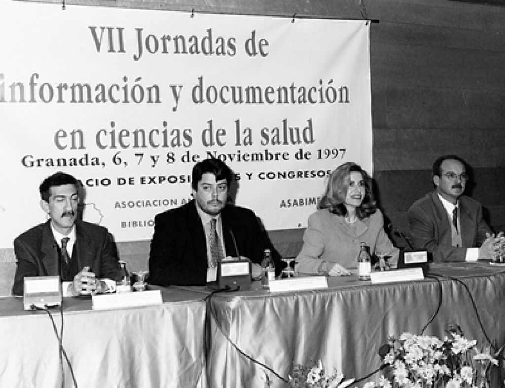 Juan Carlos Llodra Calvo {decano de la Facultad de Odontología}, Félix de Moya Anegón {decano de la Facultad de Biblioteconomía y Documentación}, Mercedes Rodríguez del Castillo Martín {presidenta del Comité Organizador} y Fernando Martínez Martínez {decano de la Facultad de Farmacia}